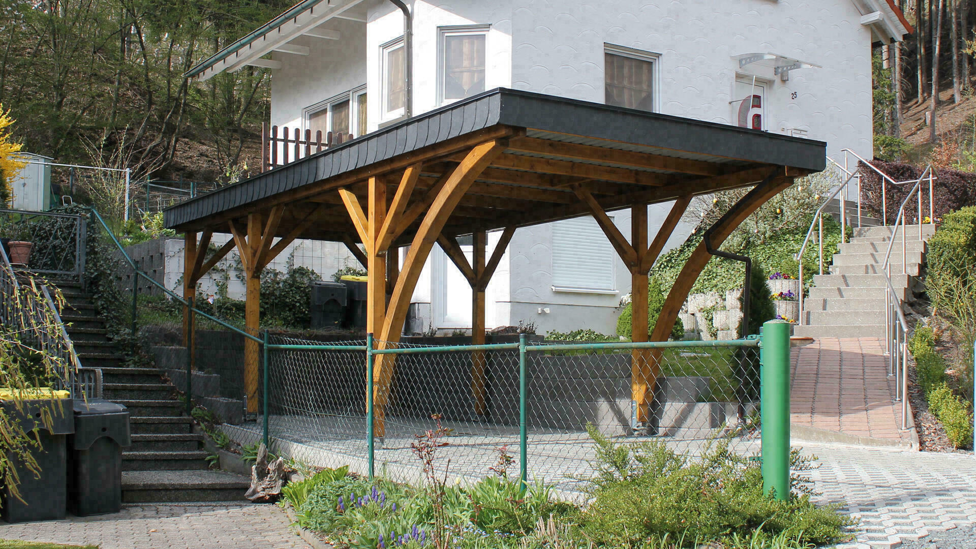 Nürburgring Einzelcarport, lange Ausführung, mit zwei Leimholzbögen, braun lasiert