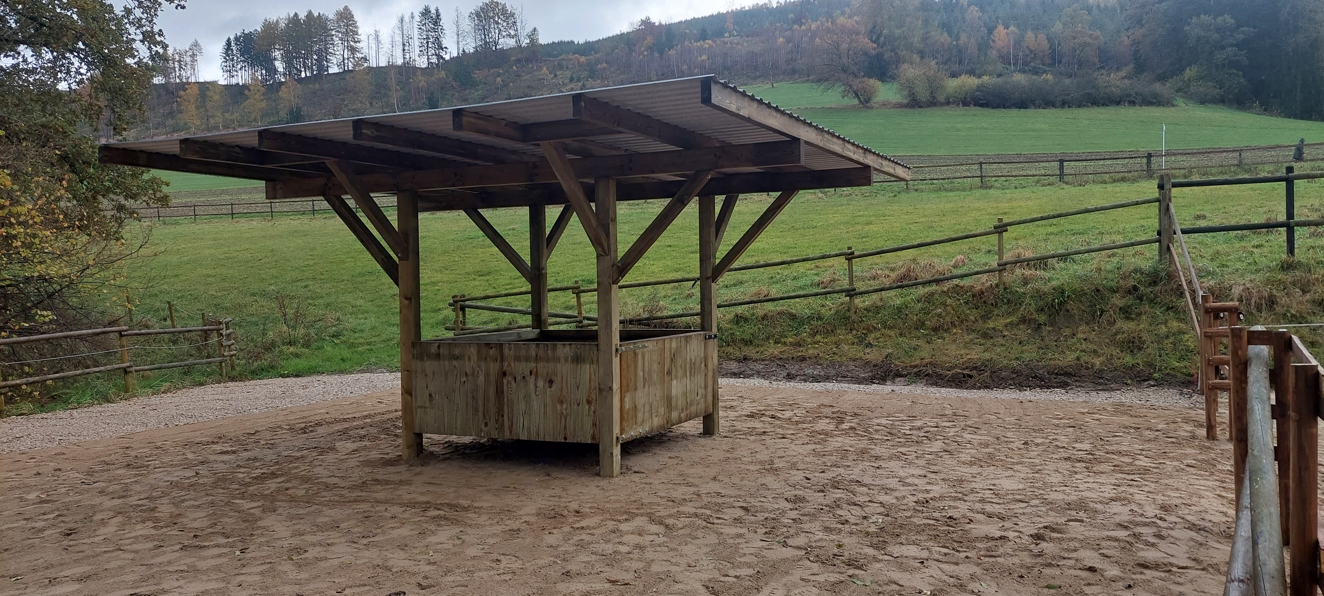 Heu-Fütterung mit Trapezblechen