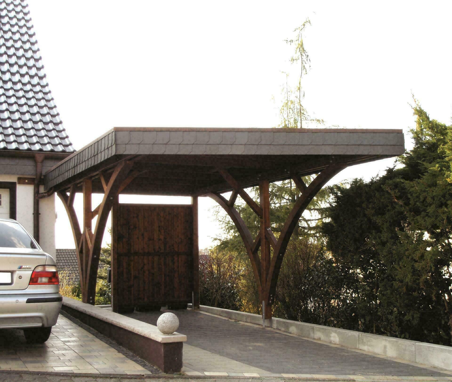 Sondercarport, mit Schieferblende, 4 Leimholzbögen, halbe Rückwand, braun lasiert