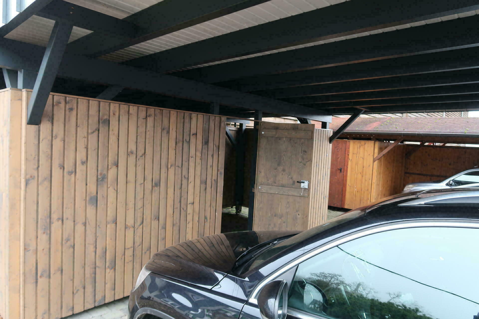 Holzcarport mit Schuppen