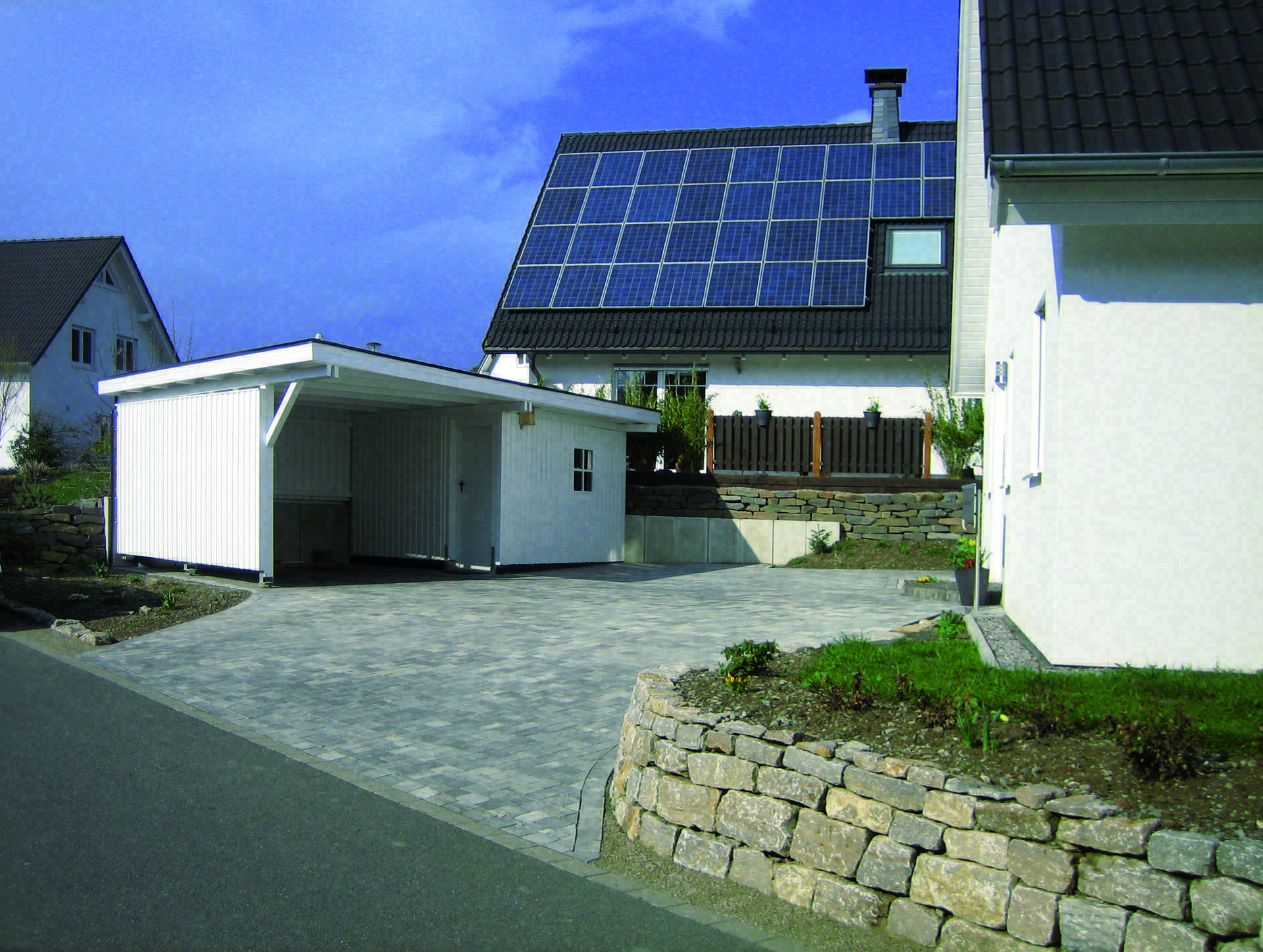 Sondercarport, weiß, Flachdach, drei Wände und ein Stellplatz komplett als Abstellraum