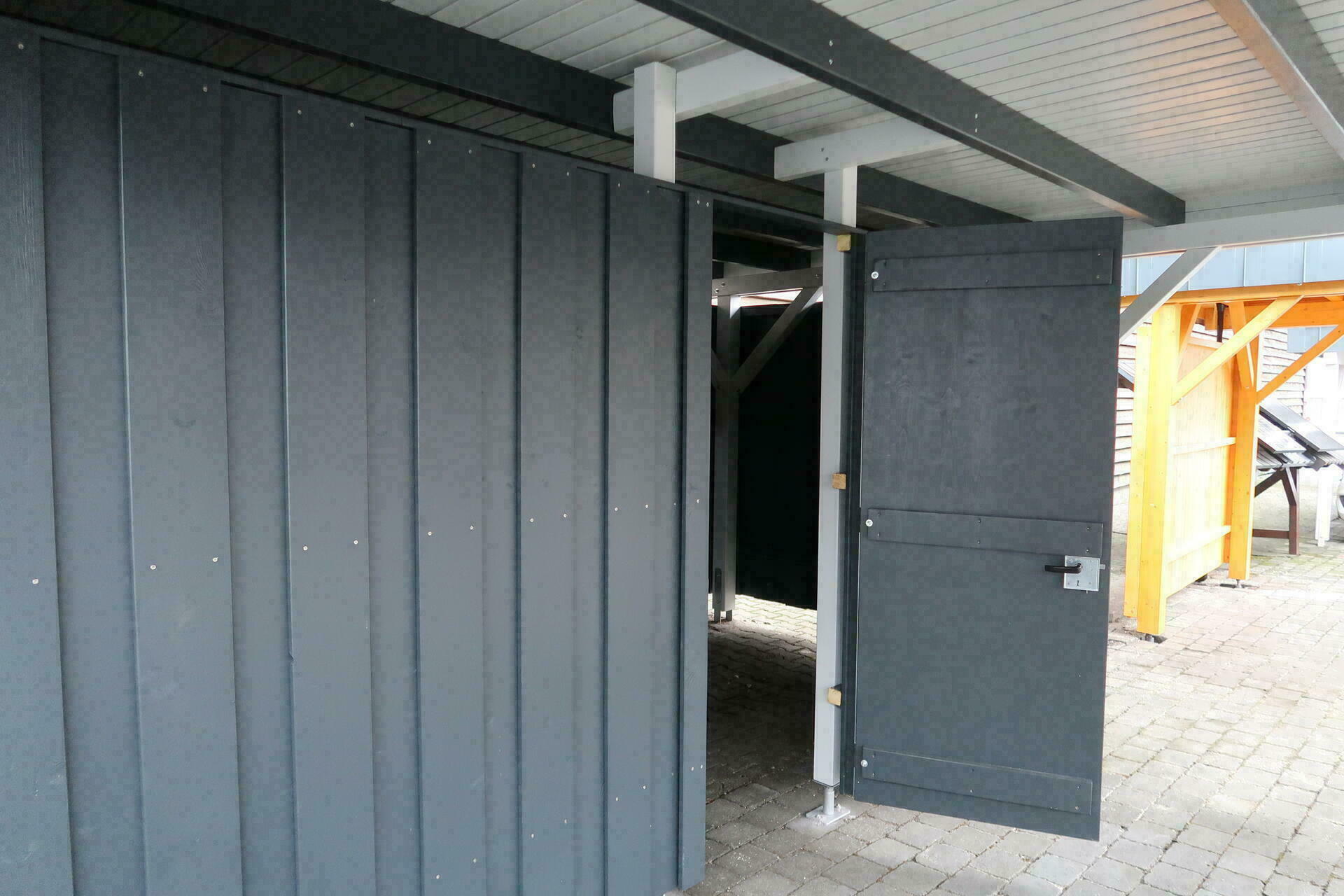 Carportabstellraum mit Tür