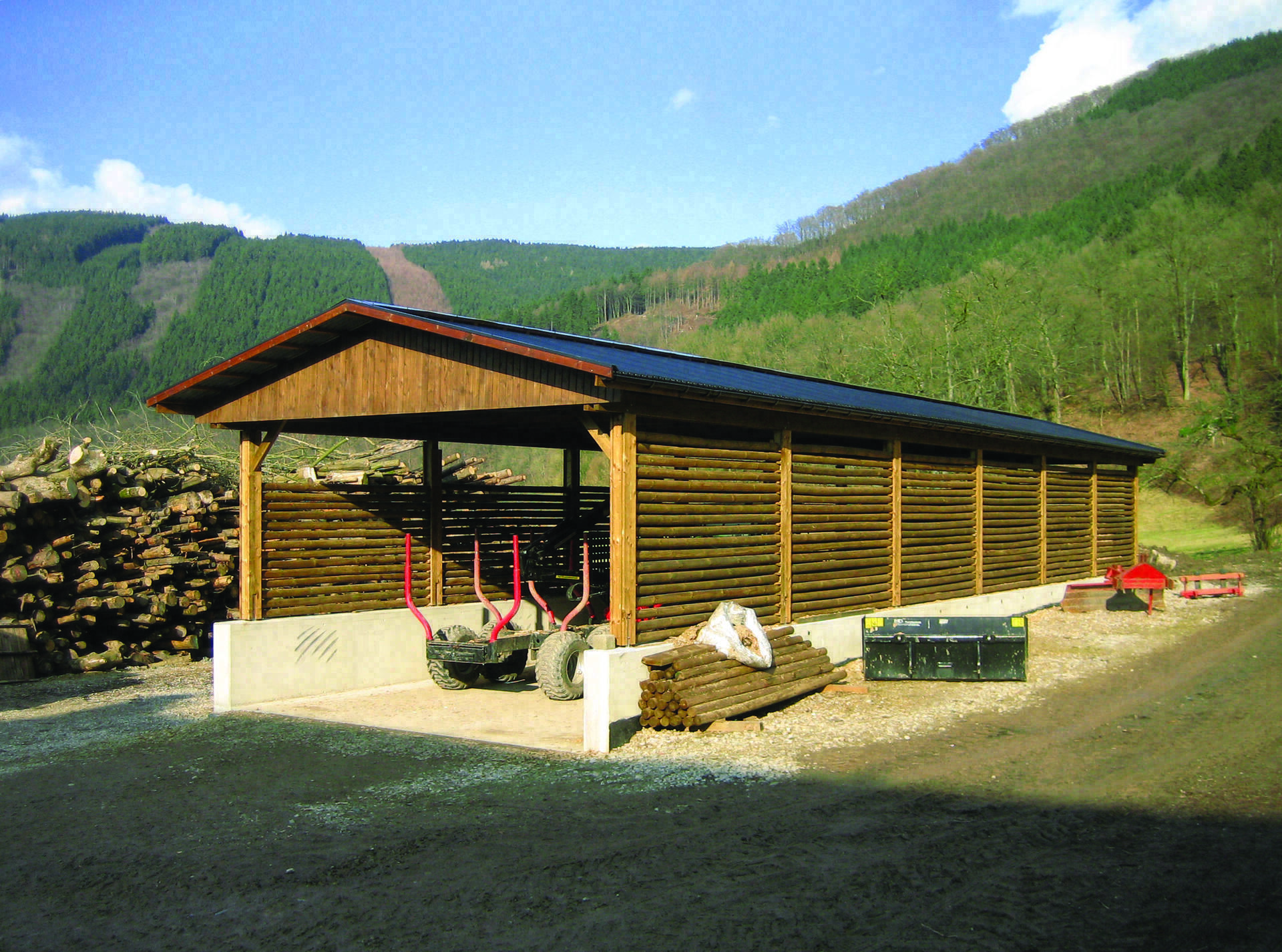 Sondercarport mit Satteldach gentutzt als Spänebunker für Landwirtschaft