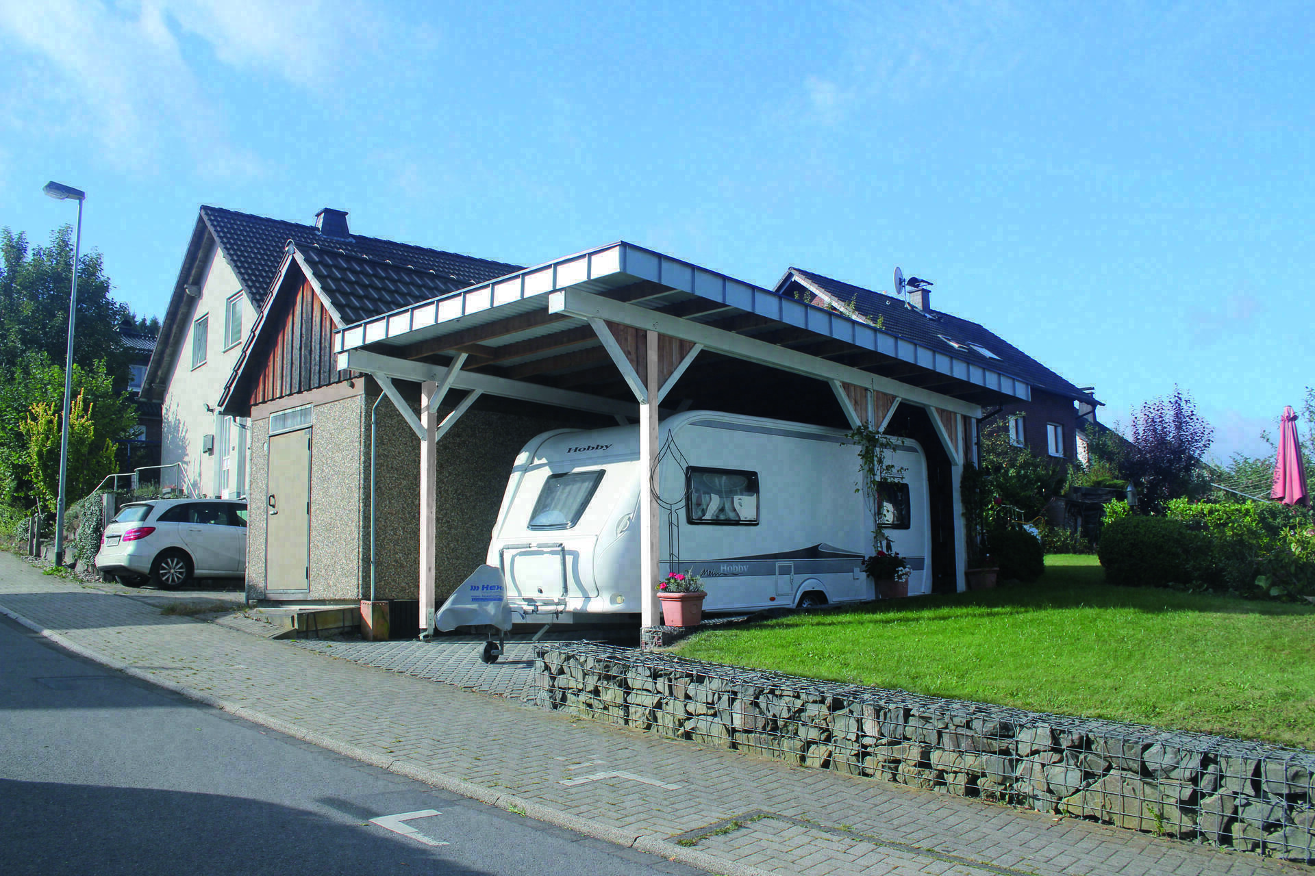 Valencia Einzelcarport, lange Ausführung, Einfahrtshöhe auf 3m erhöht, weiß lasiert mit Attika-Blende