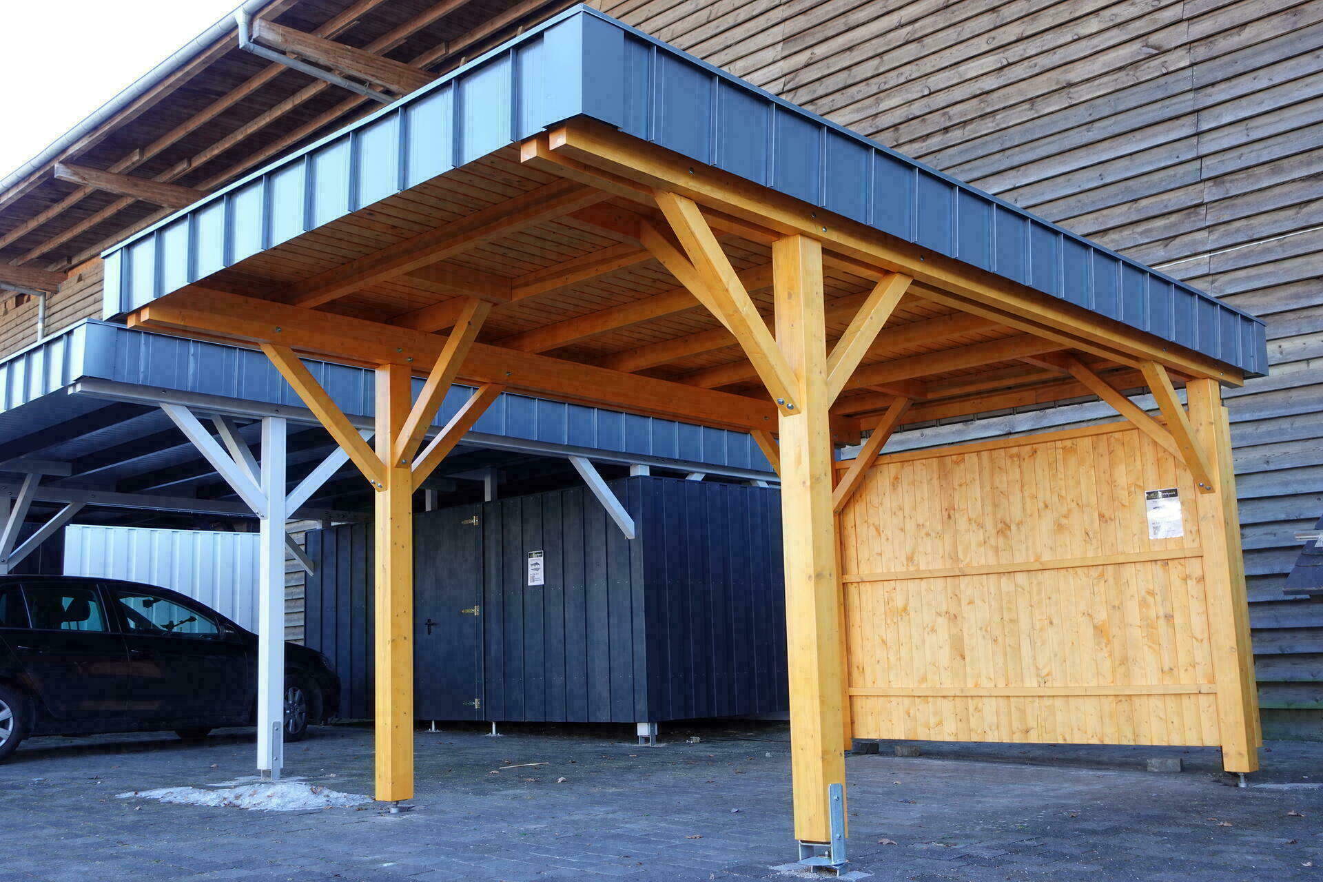 Singapur Einzelcarport mit Attika-Verblendung, Rückwand in Kieferhell