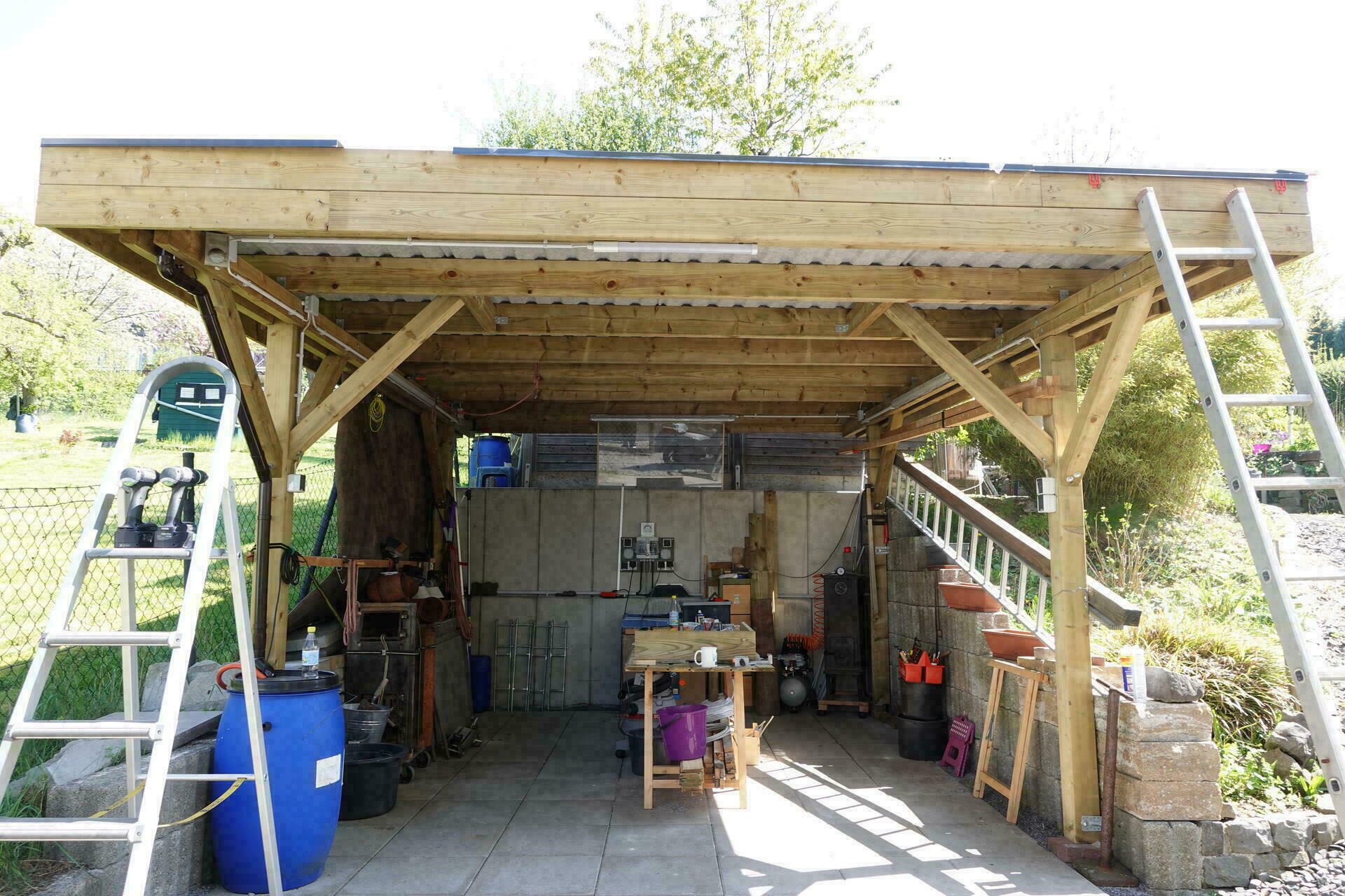 Valencia Carport wird als Werkstatt genutzt