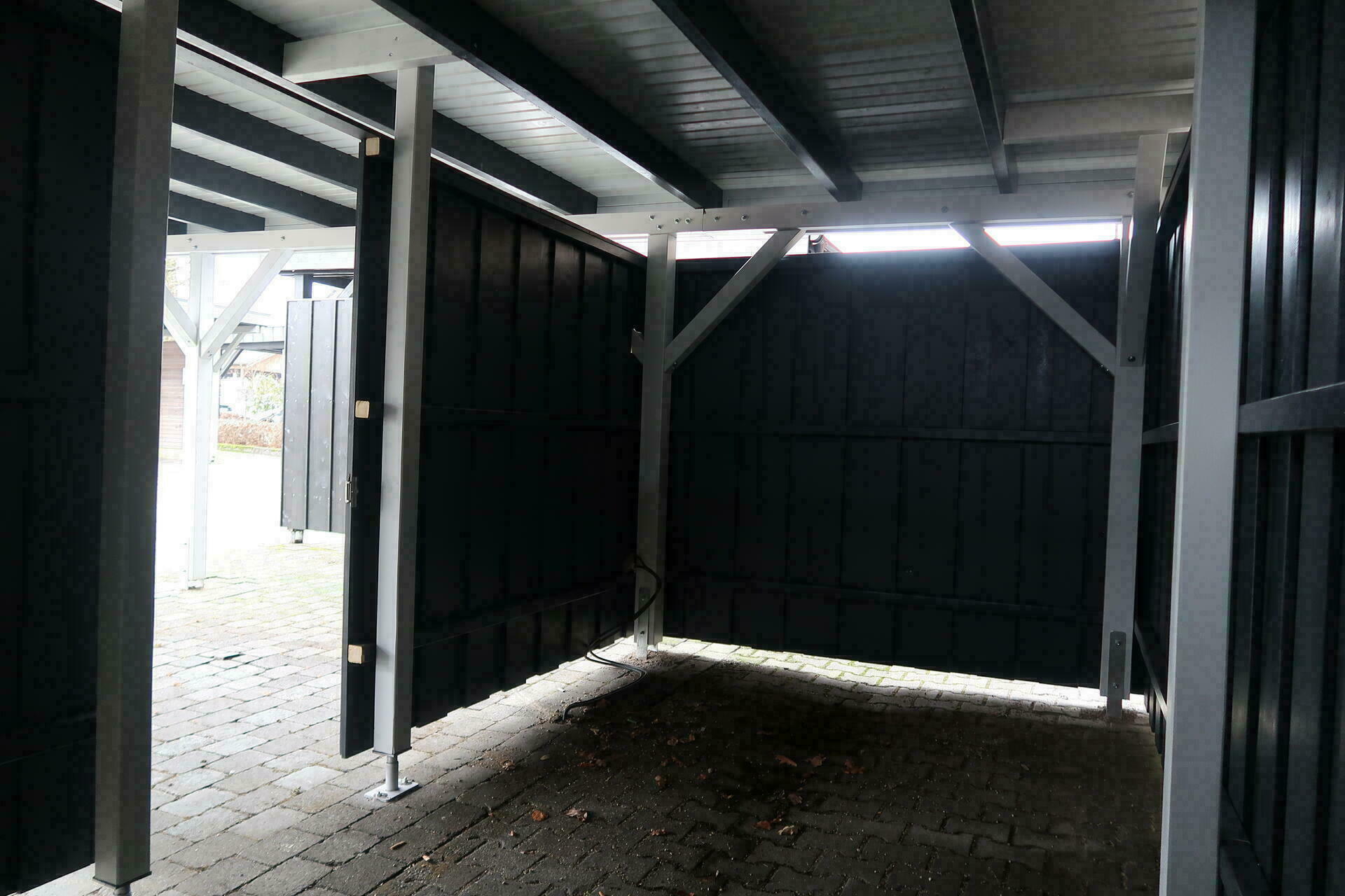 Holzschuppen am Carport