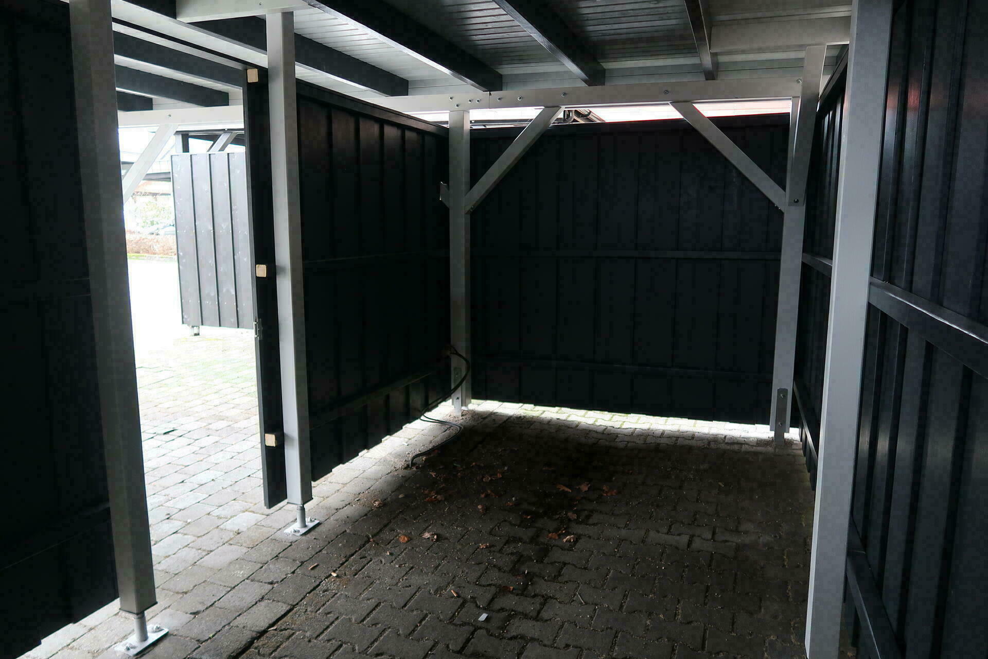 Schuppen aus Holz am Carport