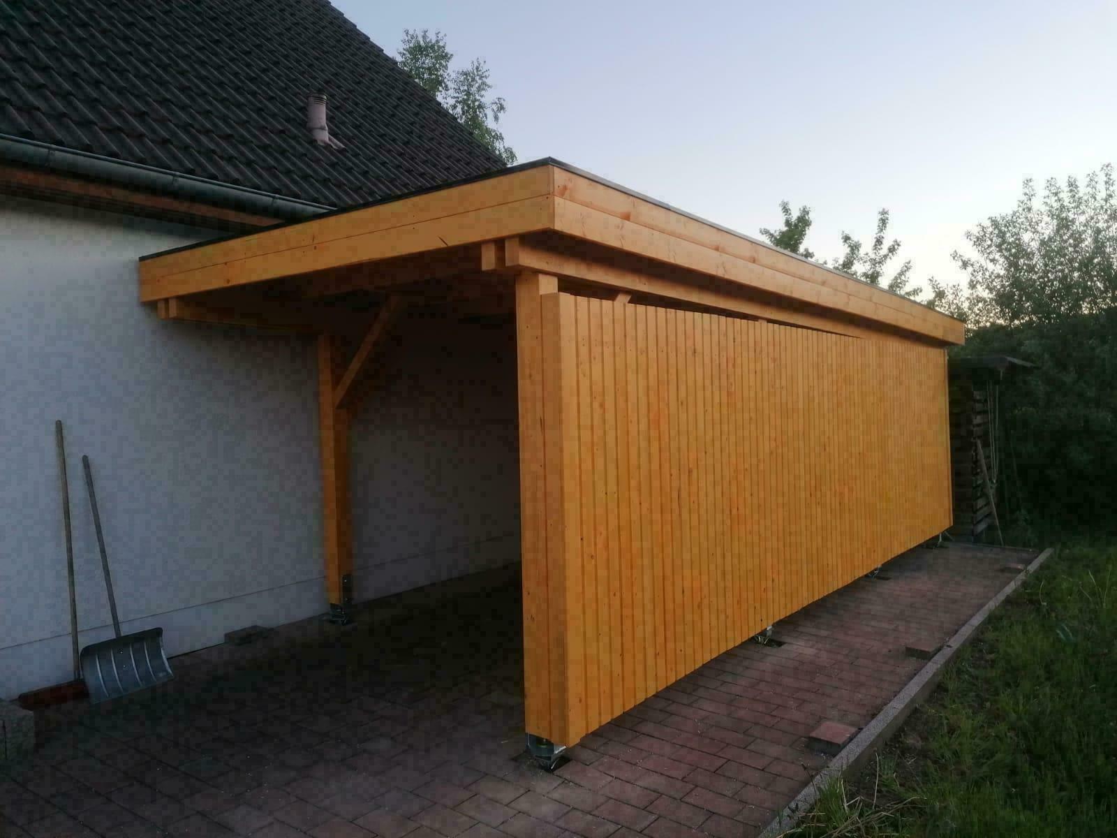 Singapur Einzelcarport in kieferhell als lange Ausführung inkl. Seiten und Rückwand in isowoodhaus Klassik Profilen.